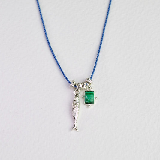 Naszyjnik na niebieskiej jedwabnej nici z malachitem i zawieszką - srebrną rybką oraz srebrnymi przekładkami.