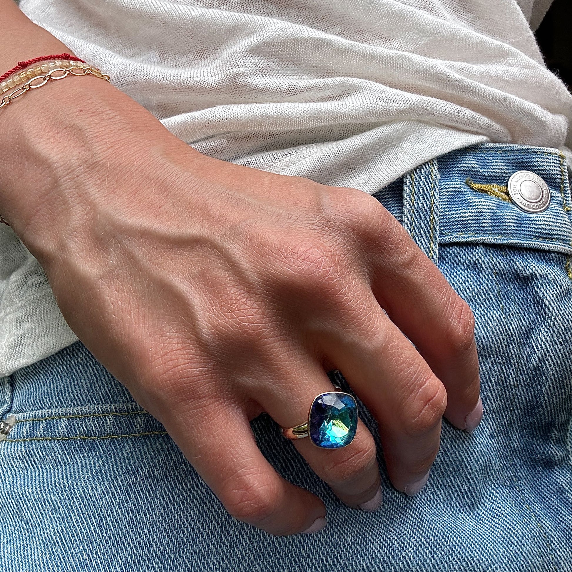Pierścionek Superoge Cosmic Blue - pozłacane srebro, duży niebiesko-fioletowy kryształ Preciosa na dłoni.